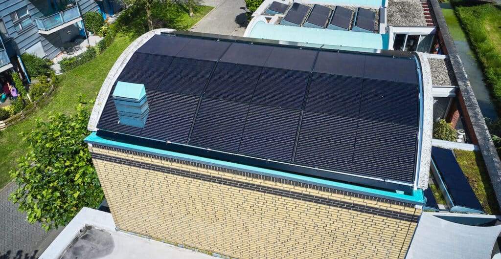 zonnepanelen op een rond dak