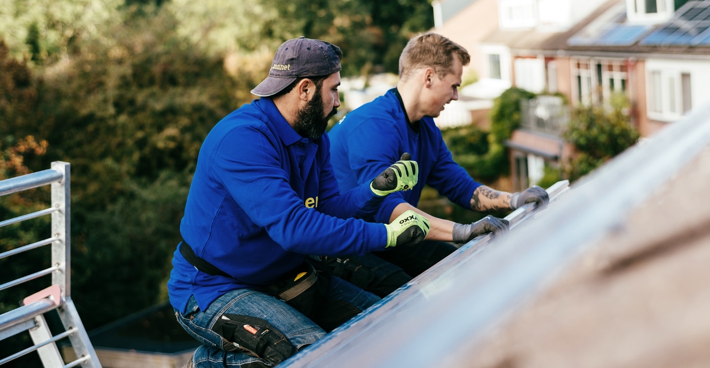 Specialisten monteren zonnepaneel op dak