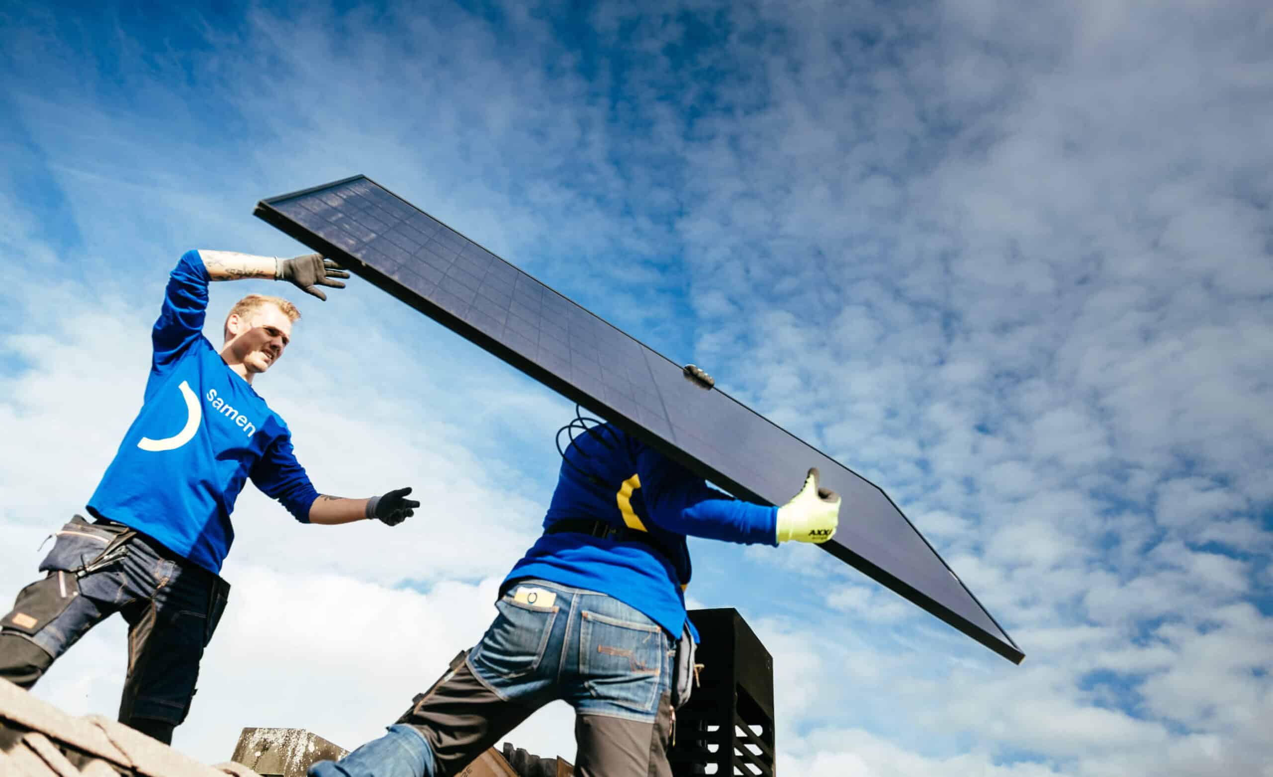 Zonnepaneel leggen op het dak door 2 Samenstromen medewerkers