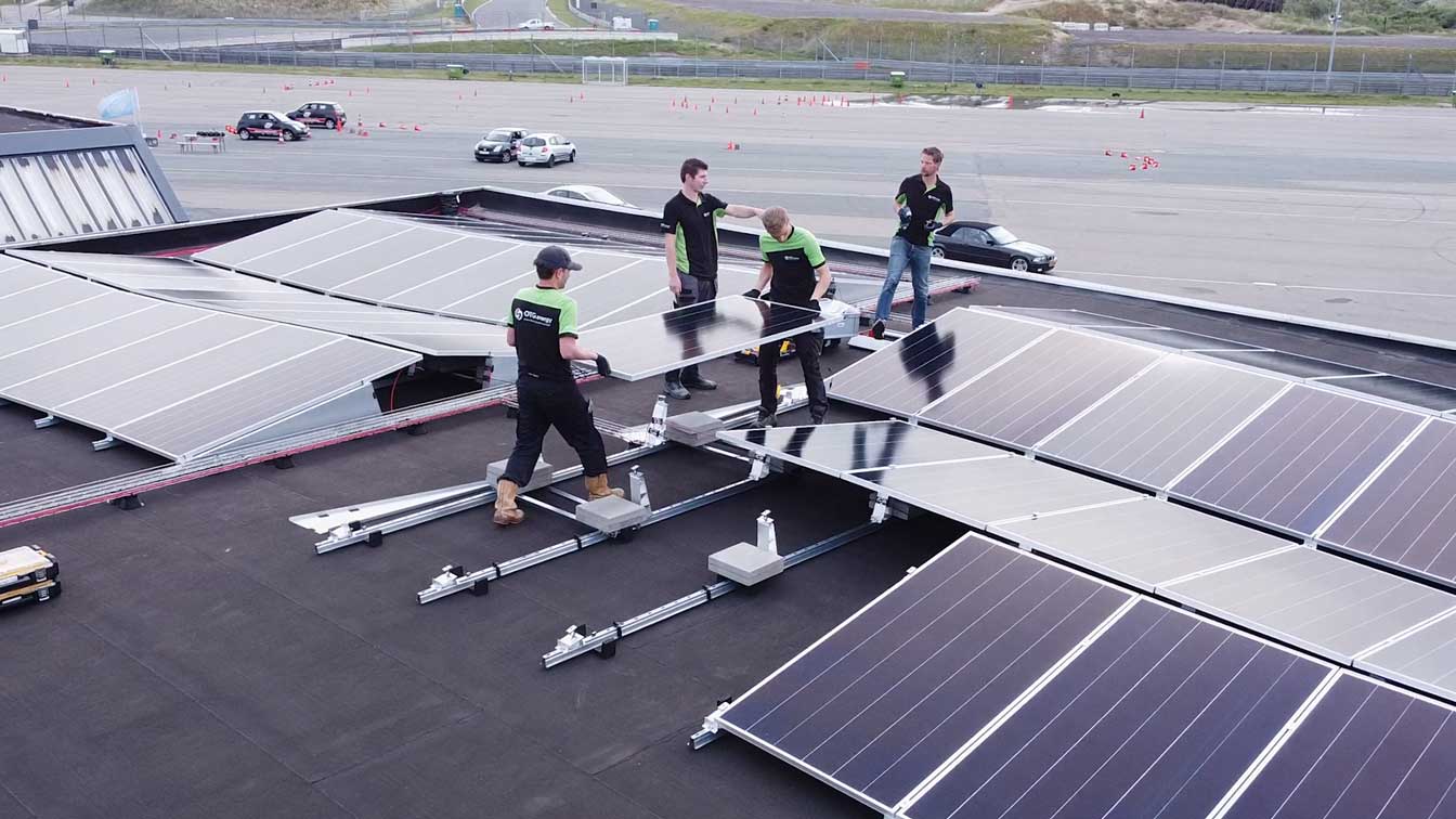 Het plaatsen van zonnepanelen bij circuit zandvoort