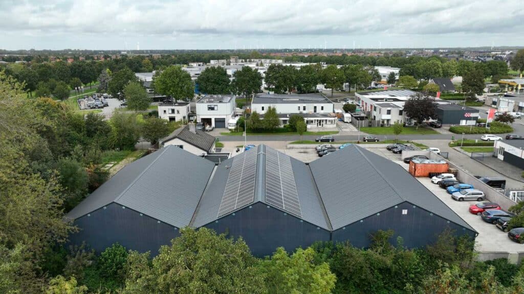 Zonnenpanelen op dak bij piets bandenservice